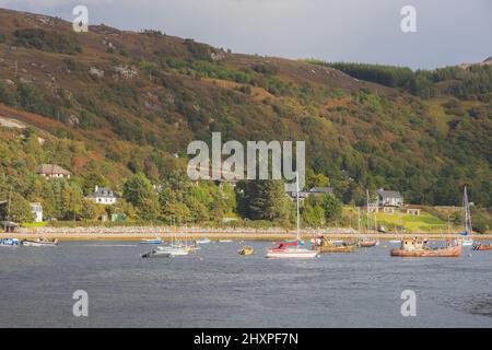 Ullapool, Royaume-Uni - septembre 28 2021 : bateaux de pêche et voiliers moores dans la ville portuaire de pêche en bord de mer d'Ullapool, dans les Highlands écossais, en Écosse Banque D'Images