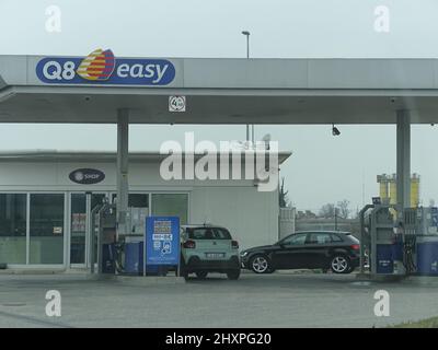 Lombardy, Italie - 14th mars 2022 hausse des prix étiquettes et étiquettes de diesel, d'essence et d'autres carburants comme la pompe à gaz de la station plus de 2,2 euro le litre de pompe Banque D'Images