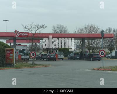 Lombardy, Italie - 14th mars 2022 hausse des prix étiquettes et étiquettes de diesel, d'essence et d'autres carburants comme la pompe à gaz de la station plus de 2,2 euro le litre de pompe Banque D'Images