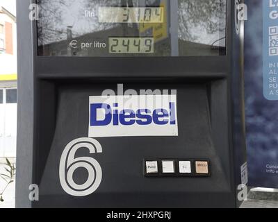 Lombardy, Italie - 14th mars 2022 hausse des prix étiquettes et étiquettes de diesel, d'essence et d'autres carburants comme la pompe à gaz de la station plus de 2,2 euro le litre de pompe Banque D'Images