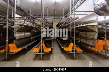 Nuremberg, Allemagne. 13th mars 2022. Une salle de loisirs et de couchage dans le bunker NBC sous la gare principale. Le bunker nucléaire a été construit dans les années 70 pendant la 'Guerre froide' et avait pour but de fournir aux citoyens une protection contre les armes nucléaires ou même les armes chimiques et biologiques de destruction massive. Credit: Daniel Karmann/dpa/Alay Live News Banque D'Images