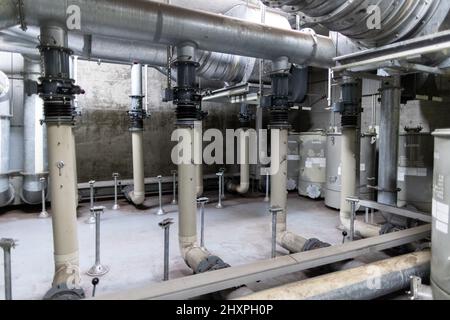 Nuremberg, Allemagne. 13th mars 2022. La salle de filtration dans le bunker NBC sous la station principale. Le bunker nucléaire a été construit dans les années 70 pendant la 'Guerre froide' et avait pour but de fournir aux citoyens une protection contre les armes nucléaires ou même les armes chimiques et biologiques de destruction massive. Credit: Daniel Karmann/dpa/Alay Live News Banque D'Images