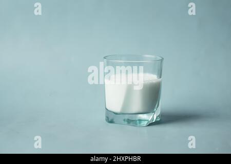 verre de lait frais sur table Banque D'Images