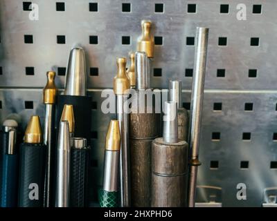 outils de soufflage de verre, tuyaux de soufflage de verre sur mur métallique, photo de gros plan horizontale Banque D'Images