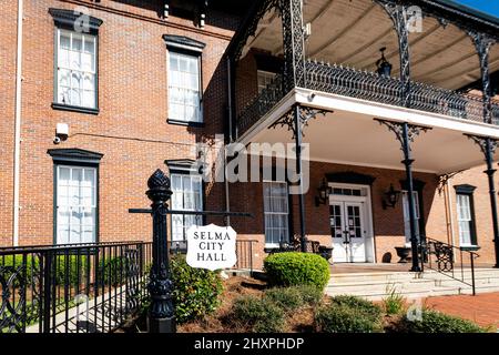 Selma, Alabama, USA-1 mars 2022 : entrée principale du complexe de l'hôtel de ville de Selma. Banque D'Images