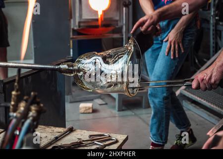 Création d'art traditionnel en verre avec torche chaude et tuyau de soufflage de verre. Créer le bol en verre lourd par méthode traditionnelle Banque D'Images