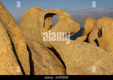 Acantilados de papel (falaises de papier) dans la zone Rías Altas à Gaiicia au coucher du soleil avec formations rocheuses sinueuses. Banque D'Images