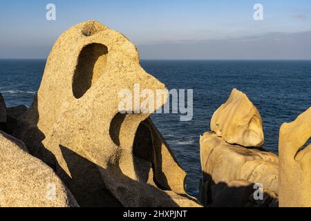 Acantilados de papel (falaises de papier) dans la zone Rías Altas à Gaiicia au coucher du soleil avec formations rocheuses sinueuses. Banque D'Images