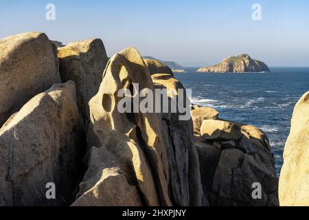 Acantilados de papel (falaises de papier) dans la zone Rías Altas à Gaiicia au coucher du soleil avec formations rocheuses sinueuses. Banque D'Images