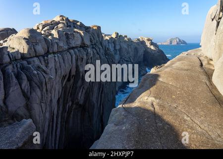 Acantilados de papel (falaises de papier) dans la zone Rías Altas à Gaiicia au coucher du soleil avec formations rocheuses sinueuses. Banque D'Images