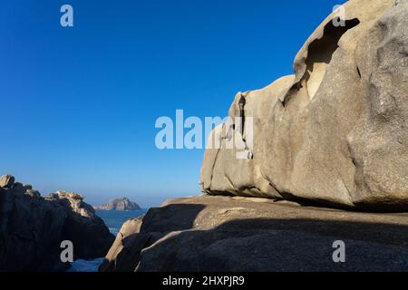 Acantilados de papel (falaises de papier) dans la zone Rías Altas à Gaiicia au coucher du soleil avec formations rocheuses sinueuses. Banque D'Images