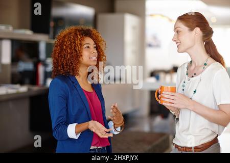 La pensée de la réussite est toujours. Photo rognée de deux collègues ayant une discussion dans un bureau. Banque D'Images