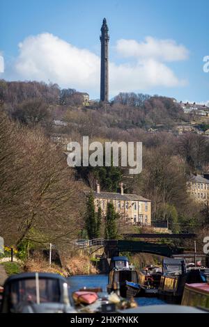 Sowerby Bridge, West Yorkshire, Royaume-Uni. 14th mars 2022. Météo au Royaume-Uni. Un beau ciel bleu et une journée ensoleillée au bassin historique du pont Sowerby, sur le canal Calder & Hebble/Rochdale, qui offre des amarres et des services de chantier agréables et sécurisés à l'ombre de la tour Wainhouse classée en Grade2. Le port de plaisance a été utilisé comme un emplacement pour divers dramatiques de télévision, y compris le thriller Sarah Lancashire "Happy Valley". Crédit : Windmill Images/Alamy Live News Banque D'Images