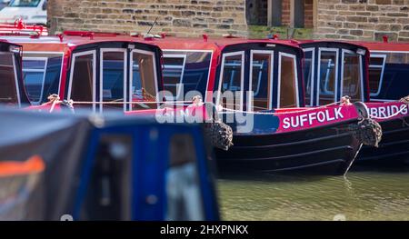 Sowerby Bridge, West Yorkshire, Royaume-Uni. 14th mars 2022. Météo au Royaume-Uni. Un beau ciel bleu et une journée ensoleillée au bassin historique du pont Sowerby, sur le canal Calder & Hebble/Rochdale, qui offre des amarres et des services de chantier agréables et sécurisés à l'ombre de la tour Wainhouse classée en Grade2. Le port de plaisance a été utilisé comme un emplacement pour divers dramatiques de télévision, y compris le thriller Sarah Lancashire "Happy Valley". Crédit : Windmill Images/Alamy Live News Banque D'Images