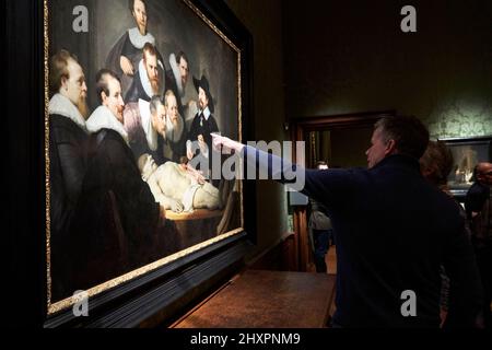 Les visiteurs du musée Mauritshuis regardent la peinture de Rembrandt « leçon d'anatomie ». Banque D'Images