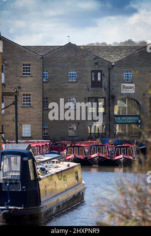 Sowerby Bridge, West Yorkshire, Royaume-Uni. 14th mars 2022. Météo au Royaume-Uni. Un beau ciel bleu et une journée ensoleillée au bassin historique du pont Sowerby, sur le canal Calder & Hebble/Rochdale, qui offre des amarres et des services de chantier agréables et sécurisés à l'ombre de la tour Wainhouse classée en Grade2. Le port de plaisance a été utilisé comme un emplacement pour divers dramatiques de télévision, y compris le thriller Sarah Lancashire "Happy Valley". Crédit : Windmill Images/Alamy Live News Banque D'Images