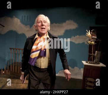 Jeremy Child (Beauchamp, plus âgé) dans L'ARTISTE DESCENDANT Un ESCALIER par Tom Stoppard à l'Old Red Lion, Londres N1 03/12/2009 conception: Nicky Bunch éclairage: James Smith réalisateur: Michael Gieleta Banque D'Images