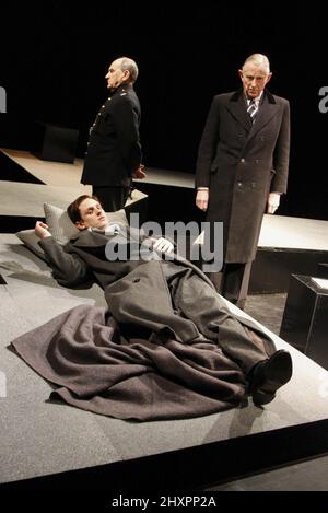 l-r: Richard Goulding (John Amery), (arrière) Bill Thomas (The Warder), Jeremy Child (Leo Amery) dans UNE TRAGÉDIE ANGLAISE par Ronald Harwood au Palace Theatre, Watford, Angleterre 18/02/2008 conception: Ralph Koltai éclairage: Roger Firth directeur: Di Trevis Banque D'Images