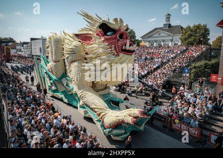 Les derniers Yeti flottent pendant la parade Banque D'Images