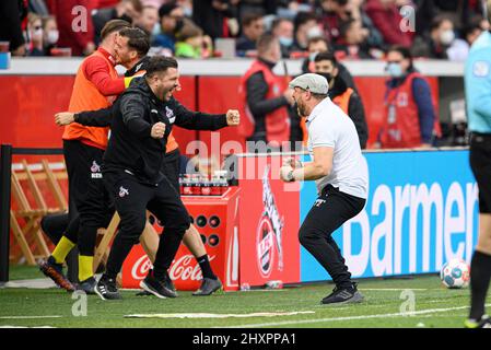 Leverkusen/Allemagne. 13th mars 2022, entraîneur de jubilation finale Steffen BAUMGART r. (K) Soccer 1st Bundesliga, 26th match day, Bayer 04 Leverkusen (LEV) - FC Cologne (K) 0: 1, le 13th mars 2022 à Leverkusen/ Allemagne. #DFL les règlements interdisent toute utilisation de photographies comme séquences d'images et/ou quasi-vidéo # Â Banque D'Images