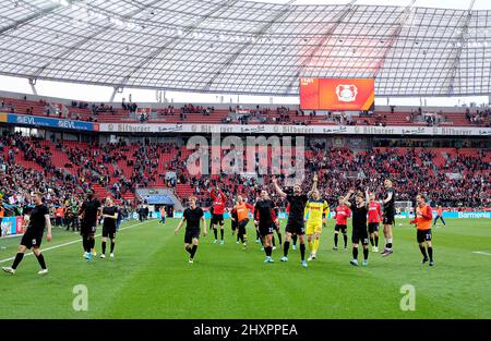 Leverkusen/Allemagne. 13th mars 2022, dernière jubilation K devant les fans, l'équipe, l'équipe. Soccer 1st Bundesliga, 26th match day, Bayer 04 Leverkusen (LEV) - FC Cologne (K) 0: 1, le 13th mars 2022 à Leverkusen/ Allemagne. #DFL les règlements interdisent toute utilisation de photographies comme séquences d'images et/ou quasi-vidéo # Â Banque D'Images