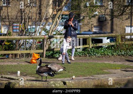 Sowerby Bridge, West Yorkshire, Royaume-Uni. 14th mars 2022. Météo au Royaume-Uni. Un beau ciel bleu et une journée ensoleillée au bassin historique du pont Sowerby, sur le canal Calder & Hebble/Rochdale, qui offre des amarres et des services de chantier agréables et sécurisés à l'ombre de la tour Wainhouse classée en Grade2. Le port de plaisance a été utilisé comme un emplacement pour divers dramatiques de télévision, y compris le thriller Sarah Lancashire "Happy Valley". Crédit : Windmill Images/Alamy Live News Banque D'Images