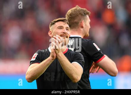 Leverkusen/Allemagne. 13th mars 2022, dernière jubilation Salih OEZCAN (Ãzcan) (K), applaudissements, football 1st Bundesliga, 26th match day, Bayer 04 Leverkusen (LEV) - FC Cologne (K) 0: 1, le 13th mars 2022 à Leverkusen/Allemagne . #DFL les règlements interdisent toute utilisation de photographies comme séquences d'images et/ou quasi-vidéo # Â Banque D'Images