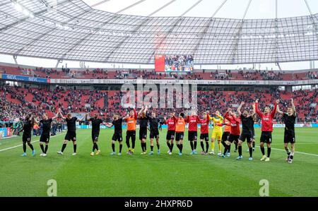 Leverkusen/Allemagne. 13th mars 2022, dernière jubilation K, équipe de la Ola, équipe. Soccer 1st Bundesliga, 26th match day, Bayer 04 Leverkusen (LEV) - FC Cologne (K) 0: 1, le 13th mars 2022 à Leverkusen/ Allemagne. #DFL les règlements interdisent toute utilisation de photographies comme séquences d'images et/ou quasi-vidéo # Â Banque D'Images