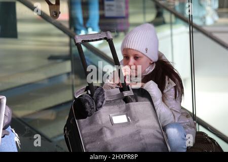 Hanovre, Allemagne. 12th mars 2022. Une réfugiée ukrainienne à la gare centrale de Hanovre en Allemagne le samedi 12 mars 2022. En raison de la guerre en cours, elle a quitté son pays et est arrivée en Allemagne pour sauver sa vie. (Photo de Tubal Sapkota/Pacific Press/Sipa USA) crédit: SIPA USA/Alay Live News Banque D'Images