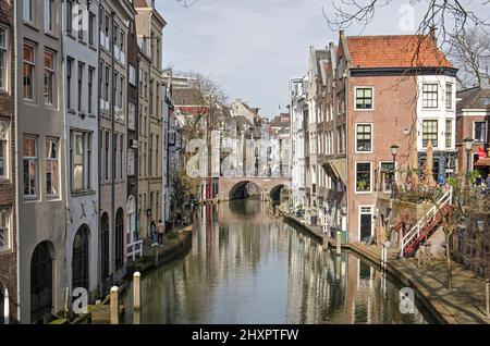 Utrecht, pays-Bas, 13 mars 2022 : le pittoresque Oude Gracht (ancien canal) serpentant entre maisons historiques et quais de niveau inférieur Banque D'Images