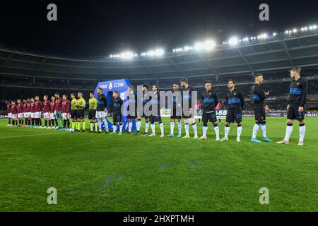 Turin, Italie. 13th mars 2022. Les joueurs des deux équipes font la queue pour la série Un match entre Turin et Inter au Stadio Olimpico à Turin. (Crédit photo : Gonzales photo/Alamy Live News Banque D'Images