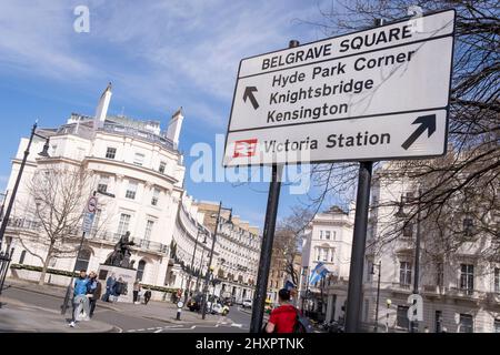 Belgrave Square à Knightsbridge, le 14th mars 2022, à Londres, en Angleterre. Le groupe de campagne « Transparency International » a déclaré que près de 1,5bn 000 livres sterling de biens immobiliers britanniques ont été dépensés avec des fonds suspects en provenance de Russie, via la City of London, le quartier financier de la capitale britannique. Banque D'Images