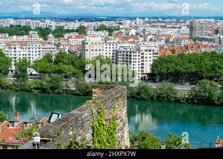 Lyon et le Rhône vu de la Croix Rousse, la place Bellevue, Rhône Alpes, France Banque D'Images