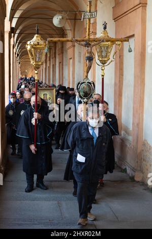 Bologne,Emilia Roman,Italie: Mars 13,2022. Sanctuaire de pèlerinage de la Madonna di San Luca à Bologne. Les peuples unis dans la prière contre la guerre Banque D'Images