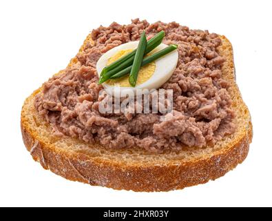 Tranche de pain avec pâté de foie isolé sur fond blanc Banque D'Images