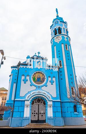 Romantique église bleue à Bratislava. Le côté sud de l'église art-déco Saint Elisabeth à Bratislava, Slovaquie Banque D'Images