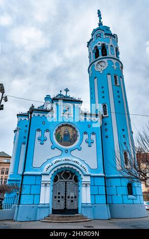 Romantique église bleue à Bratislava. Le côté sud de l'église art-déco Saint Elisabeth à Bratislava, Slovaquie Banque D'Images