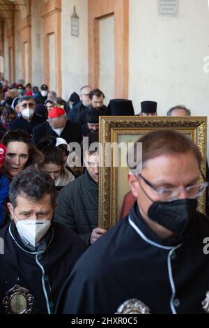 Bologne,Emilia Roman,Italie: Mars 13,2022. Sanctuaire de pèlerinage de la Madonna di San Luca à Bologne. Les peuples unis dans la prière contre la guerre Banque D'Images