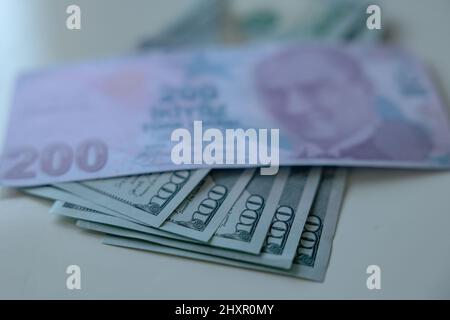 Lire turque et dollars américains. Photo de fond de l'économie turque. 200 liras turques ou TRY's et 500 dollars américains sur une table blanche. Crise économique ou infl Banque D'Images