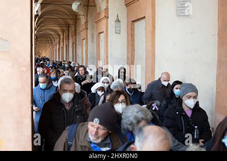 Bologne,Emilia Roman,Italie: Mars 13,2022. Sanctuaire de pèlerinage de la Madonna di San Luca à Bologne. Les peuples unis dans la prière contre la guerre Banque D'Images