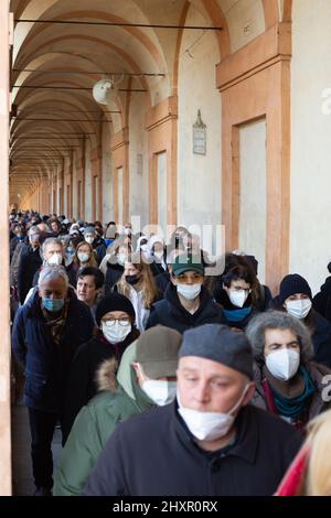 Bologne,Emilia Roman,Italie: Mars 13,2022. Sanctuaire de pèlerinage de la Madonna di San Luca à Bologne. Les peuples unis dans la prière contre la guerre Banque D'Images