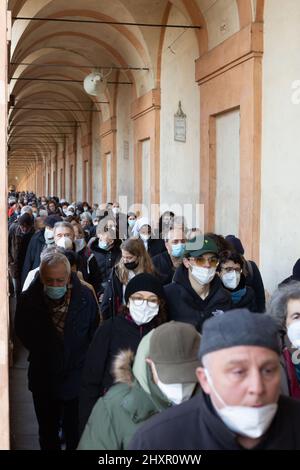 Bologne,Emilia Roman,Italie: Mars 13,2022. Sanctuaire de pèlerinage de la Madonna di San Luca à Bologne. Les peuples unis dans la prière contre la guerre Banque D'Images