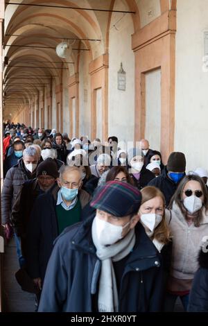 Bologne,Emilia Roman,Italie: Mars 13,2022. Sanctuaire de pèlerinage de la Madonna di San Luca à Bologne. Les peuples unis dans la prière contre la guerre Banque D'Images