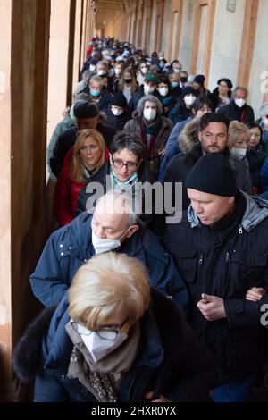 Bologne,Emilia Roman,Italie: Mars 13,2022. Sanctuaire de pèlerinage de la Madonna di San Luca à Bologne. Les peuples unis dans la prière contre la guerre Banque D'Images