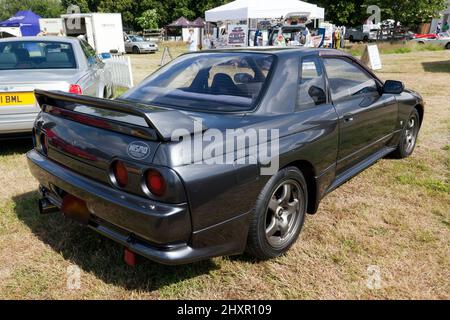 Vue des trois quarts arrière d'un Nissan Skyline R32 GTR Nismo 1989, exposé au London Classic car Show 2021 Banque D'Images