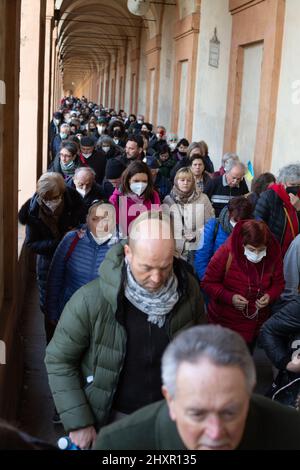 Bologne,Emilia Roman,Italie: Mars 13,2022. Sanctuaire de pèlerinage de la Madonna di San Luca à Bologne. Les peuples unis dans la prière contre la guerre Banque D'Images