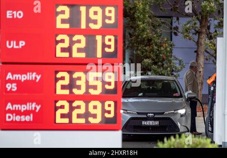 Sydney. 14th mars 2022. La photo prise le 14 mars 2022 montre les prix de l'essence dans une station-service de Sydney, en Australie. Le dernier rapport de surveillance de l'essence publié lundi par la Commission australienne de la concurrence et de la consommation (ACCC), l'organisme de surveillance des consommateurs du pays, a révélé que les prix moyens quotidiens de l'essence au détail dans les cinq grandes villes d'Australie : À la fin de février 2022, Sydney, Melbourne, Brisbane, Adélaïde et Perth ont atteint 182,4 cents le litre (environ 132,4 cents américains), soit le plus haut niveau (réel) ajusté à l'inflation depuis 2014. Credit: Bai Xuefei/Xinhua/Alay Live News Banque D'Images