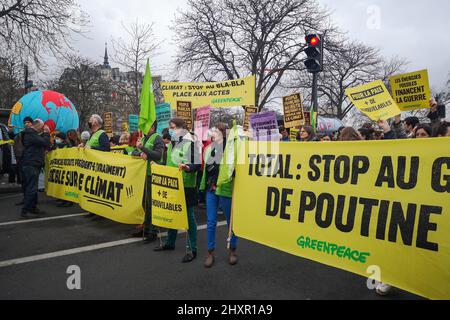 Des militants de Greenpeace protestant pour la paix et l'environnement lors de la Marche du climat à Paris, en France, le 13 mars 2022 Banque D'Images