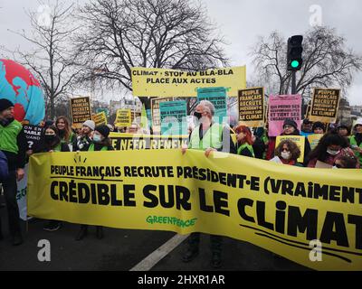 Des militants de Greenpeace protestant pour la paix et l'environnement lors de la Marche du climat à Paris, en France, le 13 mars 2022 Banque D'Images