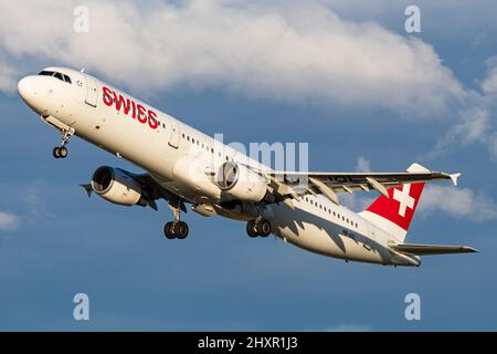 Airbus A321-111 HB-IOL Suisse Banque D'Images